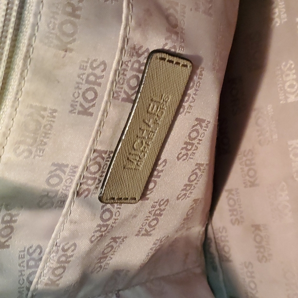 (Sold) HP!❤ Michael Kors hand bag - Picture 5 of 11